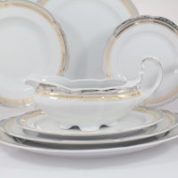 Elegancki serwis obiadowy Ćmielów E551 Bolero Princess dla 6 osób. Biała porcelana z subtelnym złotym i srebrnym zdobieniem na brzegach, wyeksponowana sosjerka.