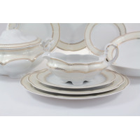 Serwis obiadowy Ćmielów E363 Bolero Vienna Złota. Elegancka porcelana w kolorze kremowym ze złotym zdobieniem, prezentująca sosjerkę na talerzykach oraz wazę.