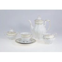 Elegancki serwis kawowy Ćmielów E363 Bolero Vienna Złota. Zestaw z białej porcelany ze złotym zdobieniem obejmuje dzbanek, cukiernicę, mlecznik oraz filiżankę.