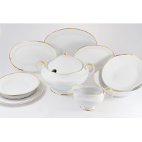 Elegancki serwis obiadowy Ćmielów G067 Astra Złota Wstęga dla 6 osób. Biała porcelana ze złotym rantem, w składzie waza, sosjerka oraz talerze na białym tle.