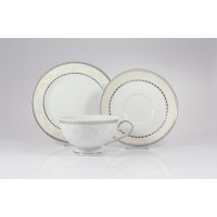 Zestaw do herbaty Ćmielów B601 Astra Marzenie platynowe. Biała porcelana z delikatnym roślinnym motywem i platynowym zdobieniem, filiżanka na spodku oraz