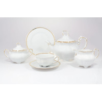 Elegancki zestaw do herbaty Ćmielów E337 Bolero: biała porcelana ze złotym zdobieniem, obejmująca dzbanek, cukiernicę, mlecznik, filiżankę ze spodkiem i talerz.