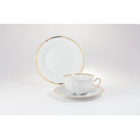 Porcelanowy zestaw do herbaty Ćmielów E337 Bolero. Biała filiżanka na spodku z delikatnym złotym zdobieniem oraz ustawiony za nią pasujący talerzyk deserowy.