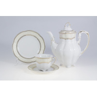 Zestaw do kawy Ćmielów E363 Bolero: biała porcelana ze złotym zdobieniem, obejmująca dzbanek, filiżankę na spodku oraz talerzyk deserowy na przezroczystym