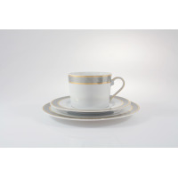 Zestaw do kawy lub herbaty Ćmielów G626 JENNY. Biała porcelana z eleganckim szaro-złotym geometrycznym wzorem na filiżance i dwóch talerzykach ustawionych w