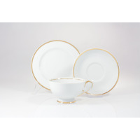 Zestaw herbaciany Ćmielów G067 Astra Złota wstęga: biała porcelanowa filiżanka ze spodkiem i talerzykiem deserowym, zdobione eleganckim, złotym obrzeżem.