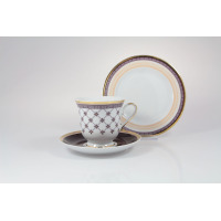 Zestaw do kawy Ćmielów ASTRA Fryderyka G364: porcelanowa filiżanka ze spodkiem i talerzykiem deserowym, zdobione złotym ornamentem, greckim wzorem i kratką.