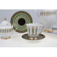 Zestaw kawowy Ćmielów G413 ASTRA India: filiżanka ze spodkiem, cukiernica i dzbanek na białym tle. Elegancka porcelana z geometrycznym, zielono-złotym wzorem.