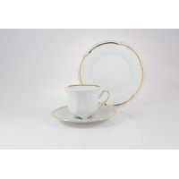 Zestaw kawowy Ćmielów Bolero E337: biała porcelanowa filiżanka ze spodkiem i talerzykiem deserowym, zdobione elegancką złotą linią na krawędziach.