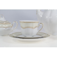 Zestaw kawowy Ćmielów E363 Bolero Vienna ze złotym zdobieniem. Biała porcelanowa filiżanka na spodku, obok cukiernica i dzbanek w eleganckim, klasycznym stylu.