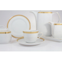 Elegancki zestaw do kawy Ćmielów Pułaski Prezydencki dla 6 osób. Biała porcelana ze złotym zdobieniem w formie liści laurowych, obejmująca filiżankę, spodek i