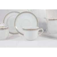 Zestaw do kawy Ćmielów 8051 Pułaski Grecka droga. Biała porcelana z eleganckim złotym wzorem meandra na filiżance, spodku i cukiernicy. Widok z przodu na
