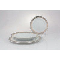 Zestaw obiadowy dla 6 osób Ćmielów E551 Bolero Princess. Dwa białe talerze z porcelany z eleganckim złotym i srebrnym zdobieniem na brzegach, widok z boku.