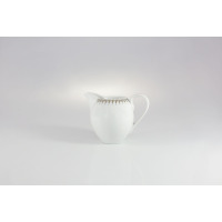 Biały porcelanowy dzbanek do mleczka 0,20 l z kolekcji G682 YVONNE Złoty Miraż marki Chodzież, ozdobiony delikatnym złotym geometrycznym wzorem przy krawędzi.