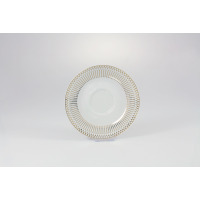 Spodek do filiżanki Chodzież G682 Yvonne Złoty Miraż z białej porcelany, ozdobiony geometrycznym wzorem z drobnych złotych kwadratów układających się w