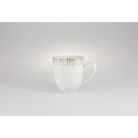 Biały porcelanowy kubek 300 ml G682 Yvonne Złoty Miraż marki Chodzież. Naczynie o klasycznym kształcie zdobi elegancki, geometryczny złoty wzór przy górnej