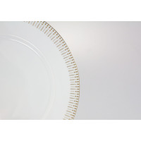 Zbliżenie na krawędź białej porcelanowej rawierki 23 cm G682 Yvonne Złoty Miraż marki Chodzież z eleganckim, geometrycznym wzorem w kolorze złota.