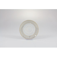 Biały spodek Chodzież G682 Yvonne Złoty Miraż o średnicy 12,5 cm. Naczynie zdobi elegancki, geometryczny wzór w kolorze złota, tworzący promienisty motyw.