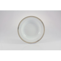 Talerz głęboki 22,5 cm Chodzież G682 YVONNE Złoty Miraż z białej porcelany. Szeroki kołnierz zdobi elegancki, geometryczny wzór w odcieniu złota. Widok z góry.
