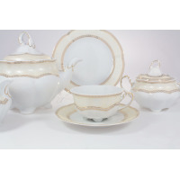 Zestaw do herbaty Ćmielów E363 Bolero dla 6 osób. Biała porcelana z kremowym zdobieniem i złotym ornamentem. Widoczny czajnik, cukiernica, filiżanka ze