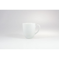 Biały porcelanowy kubek 350 ml Daisy marki Lubiana o klasycznym kształcie z pionowymi żłobieniami, ustawiony centralnie na jasnym tle, widok z profilu.