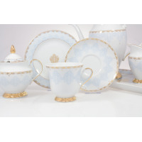 Zestaw do kawy Ćmielów G684 Astra Królewski Błękit. Biała porcelana z delikatnym niebieskim ornamentem i złotymi zdobieniami, obejmująca filiżankę, spodek oraz