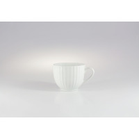 Biała porcelanowa filiżanka 200 ml Daisy marki Lubiana o subtelnym, żłobkowanym wzorze, ustawiona centralnie na jasnym tle z delikatnym odbiciem.