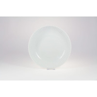Biały talerz głęboki Daisy marki Lubiana o średnicy 22 cm. Naczynie wyróżnia się eleganckim, żłobkowanym wzorem na szerokim kołnierzu i minimalistycznym