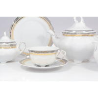 Zestaw do herbaty Ćmielów E551 BOLERO Princess. Biała porcelana z eleganckim złotym i szarym zdobieniem. Na pierwszym planie filiżanka ze spodkiem, obok