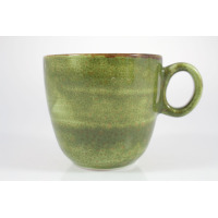 Kubek 300 ml Jersey green marki Fine dine w odcieniu zieleni. Ceramiczne naczynie o nakrapianej fakturze i zaokrąglonym kształcie, widok z profilu na jasnym