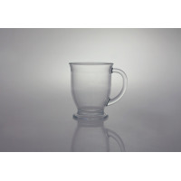 Przezroczysty szklany kubek Glasmark o pojemności 400 ml z wygodnym uchem, ustawiony na podstawie, widoczny na jasnym tle z wyraźnym odbiciem w podłożu.