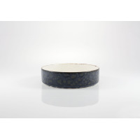Miska sztaplowana 18 cm Jersey blue marki Fine dine. Niska salaterka o cylindrycznym kształcie z ciemnoniebieskim, nakrapianym szkliwem i jasnym wnętrzem.