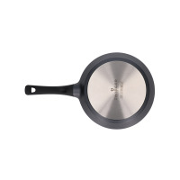 Patelnia 24 cm Black Stone marki Zwieger, widok od spodu. Metalowe dno z logo Zwieger haus & kuche oraz ikonami kompatybilności z kuchenkami, czarny uchwyt.