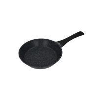 Patelnia Zwieger Black Stone 24 cm z czarną powłoką o nakrapianej, kamiennej teksturze. Widok z góry pod kątem na wnętrze naczynia z widocznym logo marki na