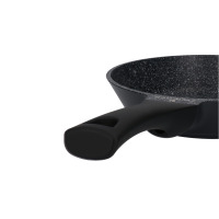 Zbliżenie na czarną patelnię 24 cm Black Stone marki Zwieger z ergonomiczną rączką i charakterystyczną, nakrapianą powłoką nieprzywierającą wewnątrz naczynia.