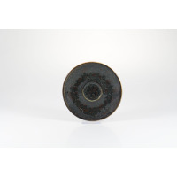 Okrągły spodek Fine Dine Jersey brown o średnicy 13 cm. Ceramiczne naczynie w odcieniach brązu i czerni z nakrapianą, nieregularną teksturą i wyraźnym