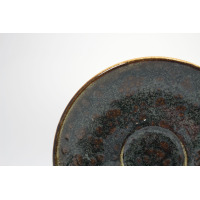 Zbliżenie na brzeg spodka 13 cm Jersey brown marki Fine Dine. Ceramika o ciemnobrązowej, nakrapianej teksturze z wyraźnymi, wypukłymi detalami i szkliwionym