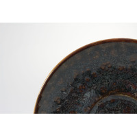 Zbliżenie na brzeg spodka Jersey brown marki Fine dine. Ceramiczne naczynie o średnicy 15 cm wyróżnia się ciemną, nakrapianą teksturą w odcieniach brązu i