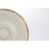 Zbliżenie na krawędź szarego spodka Jersey grey marki Fine Dine. Ceramiczne naczynie o średnicy 13 cm z charakterystycznym, rustykalnym wykończeniem i brązowym