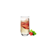 Wysoka szklanka LAV o pojemności 400 ml wypełniona musującym napojem z kawałkami truskawek. Obok szklanego naczynia Gurallar ArtCraft leżą świeże truskawki z