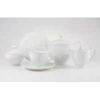 Biały zestaw do herbaty Ćmielów OKTAWA 0001: dzbanek, cukiernica, filiżanka ze spodkiem, talerzyk i mlecznik. Porcelana o eleganckim, żłobkowanym wzorze na tle.