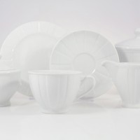 Biały zestaw do herbaty Ćmielów OKTAWA 0001. Komplet 21 części z porcelany o delikatnym, żłobkowanym wzorze, obejmujący filiżankę, talerzyk, cukiernicę i
