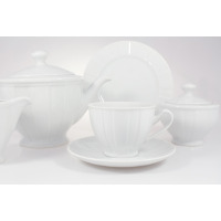Biały zestaw do herbaty Ćmielów OKTAWA 0001. Komplet 21 części z porcelany o delikatnym, żłobkowanym wzorze, obejmujący filiżankę ze spodkiem, dzbanek i