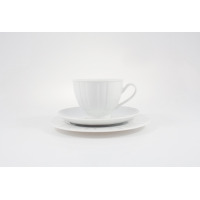 Biały zestaw herbaciany Ćmielów OKTAWA 0001: filiżanka z subtelnym żłobkowaniem na spodku i talerzyku deserowym. Elegancka porcelana w klasycznym stylu na