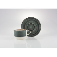 Filiżanka 230 ml ze spodkiem ONYX marki Fine Dine. Ceramiczne naczynie w kolorze ciemnej szarości z jasnym dołem, ustawione na tle pasującego spodka o kolistym