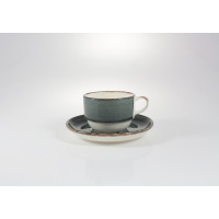 Filiżanka 230 ml ze spodkiem ONYX marki Fine Dine. Ceramiczne naczynie w kolorze szaro-białym z rustykalnym wykończeniem brzegów, ustawione na dopasowanym