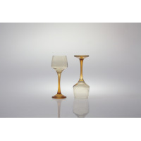 Dwa kieliszki do likieru 75 ml Sunset Miodowy marki Glasmark. Jeden stoi pionowo, drugi odwrócony dnem do góry, ukazując miodowe zabarwienie szkła i smukłą