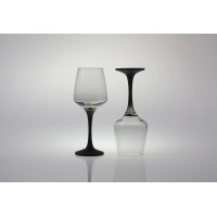 Dwa kieliszki do wina Midnight marki Glasmark o pojemności 300 ml. Jeden stoi pionowo, drugi jest odwrócony dnem do góry, eksponując czarne, matowe nóżki i