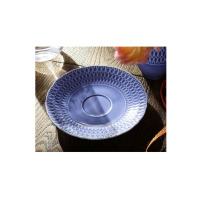Szafirowy spodek Ćmielów Sofia o średnicy 15,7 cm z charakterystycznym, wypukłym wzorem sieci na obrzeżach. Widok z góry na elegancką porcelanę na drewnianym