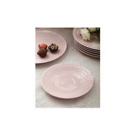 Różowy spodek Ćmielów SOFIA o średnicy 15,7 cm z delikatnym, tłoczonym wzorem na obrzeżach. Widok z góry na elegancką porcelanę w pastelowym odcieniu.